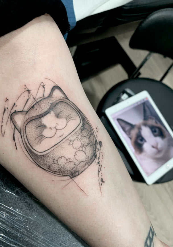 tattoo-fine-line-daruma-gato-alpedrete