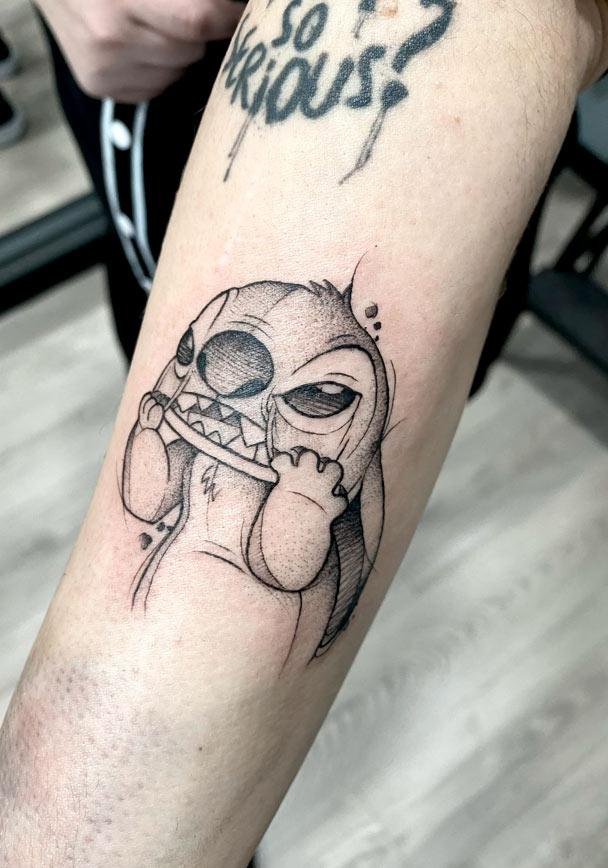 tattoo-fine-line-lilo-y-stich-alpedrete-madrid