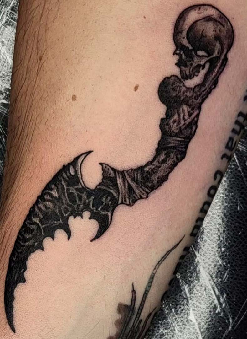 tatttoo-daga-calavera-blackwork