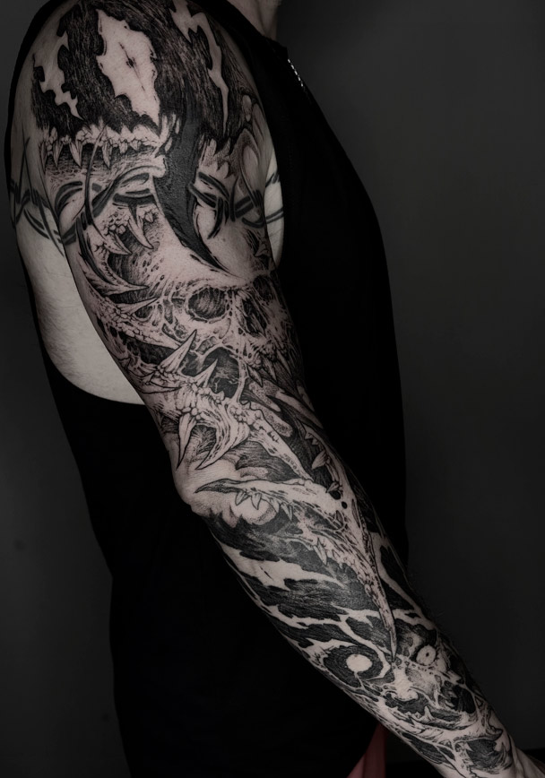 tatuaje-manga-calaveras-dark-alpedrete old-school-tattoo-alpedrete